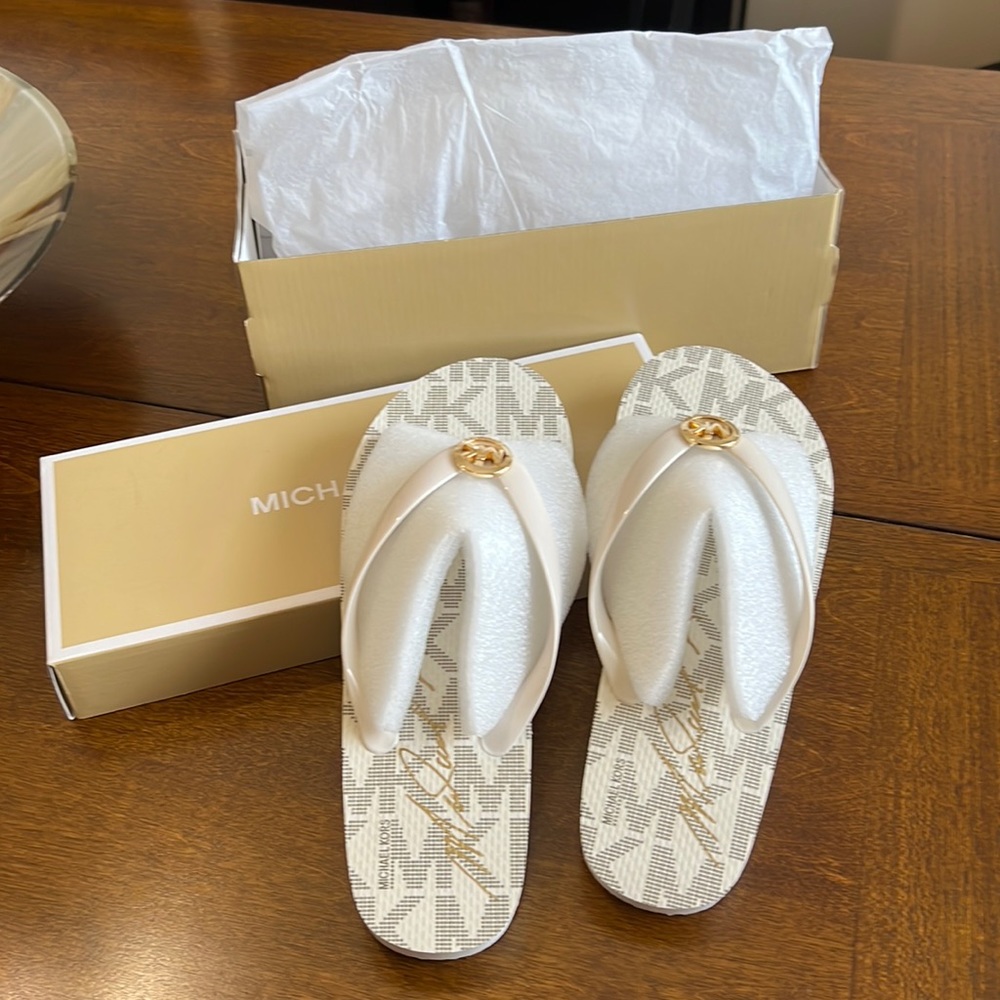 NIB Michael Kors flip flops Vanilla size 9M
